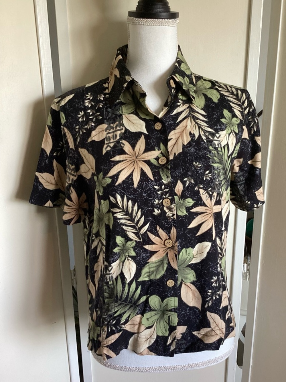 Women’s Bahama Beach tropical cropped shirt Sz S button front EUC floral blouse